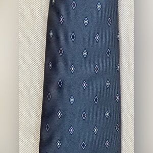 The men’s store Bloomingdale’s blue diamond tie